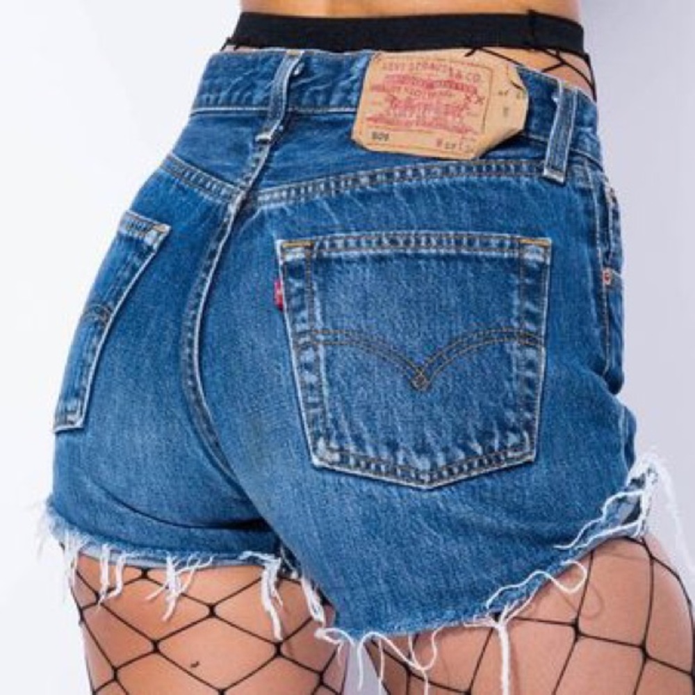 VTG rare Levi’s high waisted denim shorts